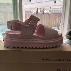 DR. MARTENS VOSS MONO SANDAL IN CHALK PINK